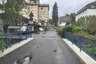 Bei Unfall getöteter Fußgänger in Chemnitz: Wie urteilt man in einem für beide Seiten tragischen Fall? - Der Rosenweg nahe der Zwickauer Straße ist zum Teil öffentlicher Weg und auch Firmengelände.