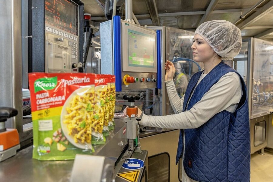 Bei Unilever Auerbach gibt's Spaghetteria und Suppen am laufenden Band - Celina Martin ist Fachkraft für Lebensmitteltechnik und bedient im Auerbacher Werk von Unilever die Abpack-Linie für Nudelprodukte wie Spaghetteria, Pastaria und Co. 