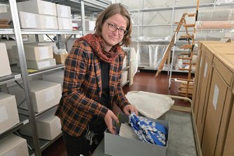 „Bei uns gibt es aber kein Geld“: Chefin des Crimmitschauer Textilmuseums begutachtet erstmals die Schätze der Besucher - Birthe Hemeier im Fundus der Crimmitschauer Tuchfabrik, wo etwa 10.000 kleinere Gegenstände lagern.
