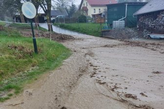 „Bei uns kam wieder das Feld“: Starkregen im Vogtland spült Schlamm auf die Straße - Der Regen spülte in Marieney lockeren Feldboden auf die Straße.