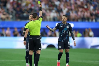Bei US-Sieg: Videobeweis greift dank neuer Regel ein -  Schiedsrichter Danny Makkelie wendet die neue Regel an.
