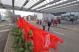 Bei VW in Zwickau startet die Betriebsratswahl: Wie die IG Metall mit einem freien Bündnis um Einfluss ringt - IG-Metall-Fahnen bei einem Warnstreik im Dezember vorigen Jahres am Eingang des VW-Werkes in Zwickau. Können sich die Metaller verlorene Stimmenanteile zurückholen?