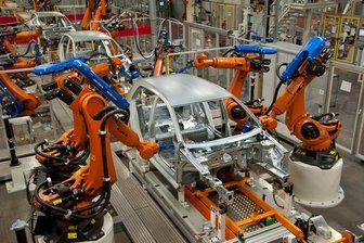 Bei VW Sachsen laufen so viele Autos wie noch nie vom Band - Produktion des Golf VII im Zwickauer Volkswagenwerk.