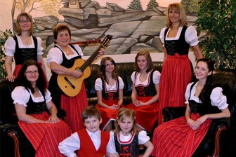 Bei „Weihnachten bei uns im Vogtland“ in Grünbach werden drei Jubiläen gefeiert - Seit 70 Jahren gibt es die Grünbacher Folkloristen mit Erika Reuter. So sah die Gruppe 2013 aus.