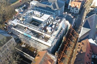 Bei WHZ-Bau gibt es Verzögerungen - Von der ehemaligen "Förster & Borries"-Druckerei an der Peter-Breuer-Straße ist nur die abgestützte Fassade übrig.