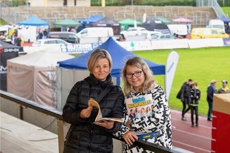 Bei Wind und Wetter: So lief des Vogtlands erste Azubimesse im Freien - Schülerin Emily Ott besuchte mit Mutter Bianca die 13. Plauener Ausbildungsmesse. Vom Nieselregen ließ sich die junge Frau nicht abhalten, wie sie sagt. 