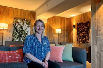 Bei Wolken hakt das Fernsehen: Wie der schleppende Internetausbau einen Hotelbetrieb im Erzgebirge ausbremst - Hotelchefin Caroline Heller im Spa-Bereich des Waldhotels „Kreuztanne“.