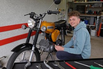 Bei zwei Rödlitzern wird die Liebe zum Oldtimer nicht alt - Die gelbe "Simme" ist für Loris Dittrich mehr als ein älteres Moped. Am Sonntag geht's zur Schwanenklassik, der Oldtimerausfahrt der Westsächsischen Hochschule, an der der 20-Jährige studiert.