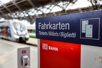 Bei zwei Verkehrsverbünden in Sachsen steigen ab 1. April die Fahrpreise - Ein Fahrkartenautomat auf einem Bahnhof. Die Verkehrsverbünde VMS und VVO heben ab April ihre Fahrpreise an.