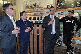 Bei Zwickauer Craftbeer-Brauern schmeckt eine Sorte nach Kaffee - Deutschlands Ostbeauftragter Carsten Schneider (links) und Sachsens Wirtschaftsminister Martin Dulig (2. von rechts) zu Gast in der Kevin-Brauerei bei Mitgesellschafter Denny Helmer (2. von links) und Betriebsleiter Stefan Wäntig.
