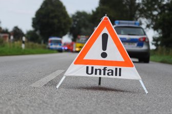 Beide Autos abgeschleppt: Unfall in Zwickau sorgt für fünfstelligen Sachschaden - Am Freitagmorgen kollidierten ein BMW und ein VW in Zwickau.