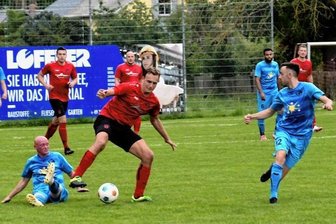 Beide Neulinge verblüffen die Liga - Steve Hädicke (rechts) behauptet sich hier gegen Daniel Ziegenhorn vom SV Concordia Plauen (am Boden). Hädicke sorgte mit seinen beiden Treffern für den 3:1-Heimsieg der SG Rotschau.