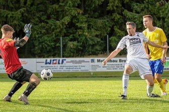 Beide Trainer beweisen glückliches Händchen - Der kurz zuvor eingewechselte Michel Bär (weißes Trikot) trifft hier zum 1:0 für den SC Syrau. Am Ende trennte man sich nach einer turbulenten Schlussphase von Blau-Gelb Mülsen mit einem 2:2-Unentschieden. 