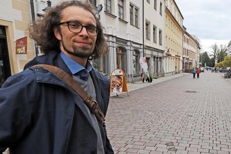 Beidseitiges Parkverbot in der Hegelstraße in Freiberg: Baubürgermeister erklärt die Gründe - Baubürgermeister Martin Seltmann, hier in der Freiberger Petersstraße, spricht über das neu eingeführte Parkverbot an der Hegelstraße.