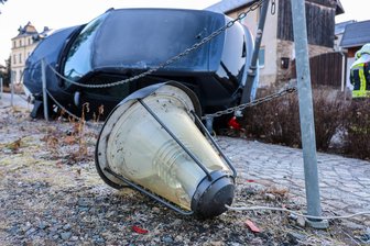 Beierfeld: Auto hängt zwischen Laterne und Geländer fest - Nachdem es von der Straße abkam, blieb das Auto zwischen einem Geländer und einer Laterne hängen.