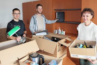Beierfeld: Eine komplette Schule zieht erneut um - Auch die Lehrer Tony Stopp und Matthias Walther (v. l.) sowie Schulleiterin Katrin Müller haben mittlerweile "Routine" beim Packen und wieder Ausräumen der Umzugskartons.