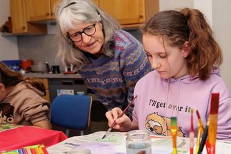 Beierfelder Künstlerin hilft Kindern beim Malen lernen - Pia Pleßmann malt zum ersten Mal mit Aquarellfarben. Von Künstlerin Bärbel Bitterlich hat sie schon viel gelernt.