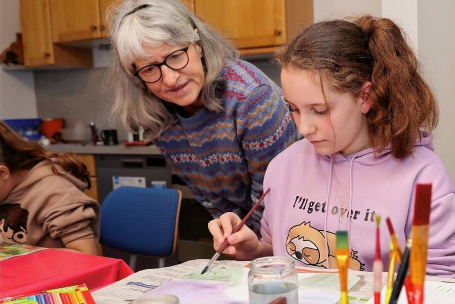 Beierfelder Künstlerin hilft Kindern beim Malen lernen - Pia Pleßmann malt zum ersten Mal mit Aquarellfarben. Von Künstlerin Bärbel Bitterlich hat sie schon viel gelernt. 