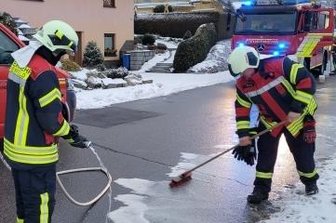 Beierfelder Wehr beseitigt Ölspur - Die Feuerwehr Beierfeld beseitigt An der Dürre Schönberg eine lange Ölspur.