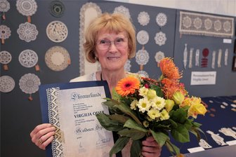 Beierfelderin bei Klöppeltagen in Annaberg-Buchholz mit der „Goldenen Spitze“ geehrt - Virgilia Oeser aus Beierfeld erhielt im Rahmen der Annaberger Klöppeltage den Ehrenpreis „Goldene Spitze“.