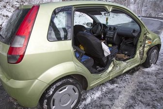Beifahrerin in Ford eingeklemmt - 