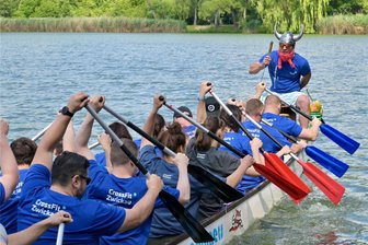 Beim 10. Zwickauer Drachenbootrennen geht erstmals eine Trommlerin baden - unfreiwillig - Gewonnen hat beim 10. Drachenbootrennen das Team Crossfit Zwickau – vorn Trommler Toni Münch.