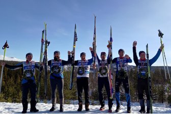 Beim 101. Wasalauf: Mit welchen Mützen diese sechs Starter aus dem Vogtland und dem Erzgebirge auffielen - Robby Neubert, Mirko Sauerbaum, Jörg Ungethüm, Christian Helmert, Thomas Ungethüm und Felix Neubert (von links nach rechts) haben am Sonntag erfolgreich den Wasalauf gemeistert.