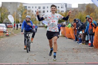 Beim 38. Glauchauer Herbstlauf: Im Halbmarathon gehen beide Siege ins Vogtland - Fabian Gering freut sich über seinen Sieg beim Halbmarathon-Rennen des Glauchauer Herbstlaufs.