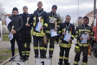 Beim 8. Zwickauer Treppenlauf: Im Feuerwehrtempo aufs Podest - Sie genossen ihre Podestplätze - die Feuerwehrleute, denen bei der Siegerehrung besonders viel Beifall galt.