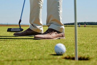 Beim 9. Lions-Benefiz-Golfturnier in Zwickau werden 5000 Euro erspielt - Auf dem Golfplatz in Zwickau wurde für einen guten Zweck eingelocht.