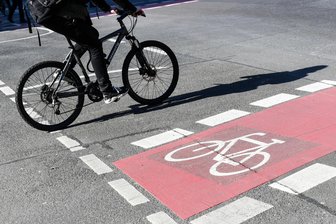 Beim Abbiegen auf den Sachsenring: Radfahrer leicht verletzt - Ein Radfahrer fuhr einer Autofahrerin in der Nähe des Sachsenrings auf.