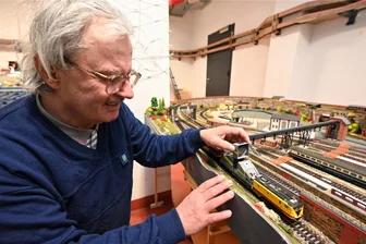Beim ABC-Verein Flöha rollen Staubsaugerzüge Marke Eigenbau zum Frühjahrsputz - Frühjahrsputz beim ABC-Verein Flöha: Bernd Günther zieht aus dem Eigenbau-Schienensauger das gefüllte Auffangbehältnis heraus.