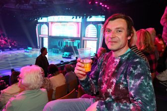 „Beim Aufstehen wusste ich noch nichts davon“: So erleben Besucher „Holiday on Ice“ in Zwickau - Positiv überrascht von seiner Eisshow-Premiere: „Holiday on Ice“-Neuling Denny Kleindienst aus Glauchau im Block B der Sparkassen-Arena Zwickau.