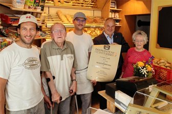 Beim Bäcker Lenk in Beierfeld sind edle Meisterbriefe fällig - Für Bäckermeister Armin Lenk (2. v. l.) gab es vom Obermeister der Bäckerinnung Heiko Schmidt den Diamantenen Meisterbrief. Sohn Ulrich Lenk (l.) führt heute das Geschäft, dessen Sohn Garry startet mit der Meisterschule.