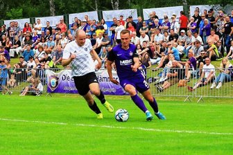 Beim Benefizspiel gegen Aue: Allein das Erlbacher Ehrentor ist das Eintrittsgeld wert - Sattes Grün, tolle Kulisse und rassige Zweikämpfe, wie hier zwischen dem Erlbacher Konstantin Danis (links) und dem Auer Kilian Jakob (rechts), bildeten am Samstag die Zutaten für ein kleines Fußballfest. 