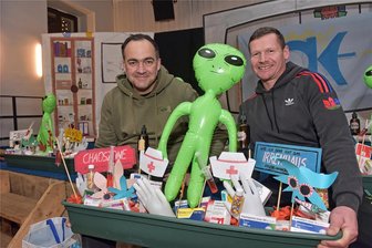 Beim Carnevalsclub Braunsdorf sind diesmal die Narren die Irren - Ins Narrenhaus, eine Irrenanstalt, ziehen diesmal die Braunsdorfer Karnevalisten. Lars Meinig und Rico Köhler (links) haben das Programm geschrieben.