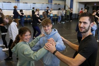 Beim Cha-Cha-Cha hat das Handy große Pause - Bei Nelly Hermsdorf und Yannik Gerlach schaut Tanzlehrer Toni Liebers im Schützenhaus in Hohenstein-Ernstthal kurz vorbei, um die Haltung zu korrigieren. 