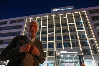 Beim Chemnitzer Energieversorger Eins geht ein Licht auf: Warum die Fassade kunstvoll leuchtet - Hans Peter Kuhn freut sich, ein Kunstwerk in Chemnitz gestalten zu können.