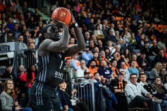 Beim Comeback von Aher Uguak: Niners Chemnitz verlieren deutsches Eurocup-Duell bei Ratiopharm Ulm - Aher Uguak stand fast 250 Tage nach seiner schweren Verletzung erstmals wieder für die Niners Chemnitz auf dem Parkett und machte ein gutes Spiel.
