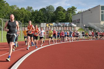 Beim dritten Zwickauer Stundenlauf 2024 gibt es Bestleistungen über Bestleistungen - Viel los war wieder beim 3. Lauf der Zwickauer Stundenlaufserie am Mittwochabend im Sportforum Eckersbach.