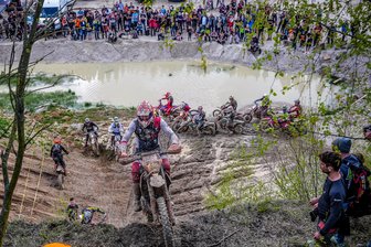 Beim Enduro-Spektakel in Gablenz ist ein Ex-Europameister der Gejagte - Was für ein Spektakel: Hunderte Zuschauer verfolgten vor einem Jahr, wie die Fahrer mit den Tücken der Strecke in Gablenz zurecht kamen. Das Rennen gilt als größtes im Amateurbereich in ganz Deutschland.