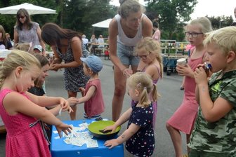 Beim ersten Dorfpicknick finden Alt und Jung stärker zusammen - Auch an die allerjüngsten Eicher war beim ersten Dorfpicknick gedacht: So probierte Emmi (links) am Tattoo-Klebestand mehrere Motive aus. Die Idee für das dreistündige Picknick fand viel Zuspruch, sodass eine Wiederholung nicht ausgeschlossen ist.