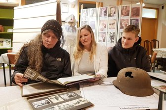 Beim Erzählen rinnen Tränen: Wie Kriegserlebnisse in einem vogtländischen Ort nachwirken - Tino Rex, Ivonne Fuhrmann und Max Müller (von links) bei der Sichtung von Leihgaben. Den Schau-Mittelpunkt werden zwei große Tafeln mit Informationen zu Einzelschicksalen bilden.