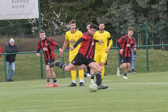 Beim ESV Lok Zwickau halten sich die Zu- und die Abgänge die Waage - David Günnel, der hier im Zwickauer Heimspiel gegen Marienberg abzieht, geht künftig für den Reichenbacher FC auf Torejagd.