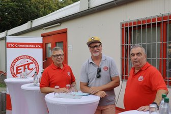 Beim ETC Crimmitschau dreht sich das Personalkarussell: Vertrag mit prominentem Trainer aus Schweden aufgelöst - Ake Lilljebörn (Mitte) hat sich schon wieder vom ETC - hier Vereinschef Matthias Gerth (links) und Eishockey-Obmann Lutz Höfer (rechts) - verabschiedet.