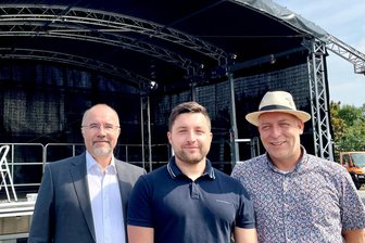 Beim Faschingsumzug in Plauen war auch die mobile neue Bühne im Einsatz - Stolz auf die Bühne: OB Steffen Zenner, Bürochef Lars Krämer und Hardy Herold.