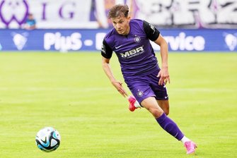 Beim FC Erzgebirge Aue ist man überzeugt: "An dem Jungen werden wir noch ganz viel Freude haben" - Sean Seitz jagt den Ball. In seinem ersten Drittligaspiel wusste der 21-Jährige zu überzeugen.