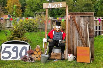 Beim Festwochenende in Friesen bleiben kaum Wünsche offen - Die Friesener haben Humor, wie der Schmuck anlässlich des Dorffestes zeigt. Mit ihrer witzigen Szene hat Familie Beinbrecht den dritten Platz der Jurywertung errungen.