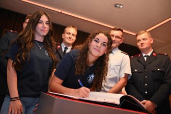 Beim Feuerwehrjubiläum in Reichenbach 112 Prozent Einsatz gezeigt - Alle Mitglieder der FFw Reichenbach wie hier Madlen Weck konnten sich zum Jubiläum ins Goldene Buch der Stadt eintragen.
