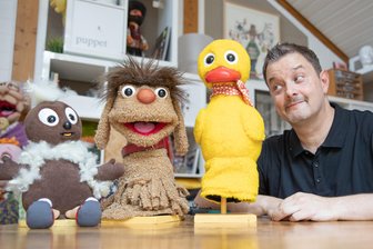 Beim Figurenbauer: Neues Leben für Pitti, Moppi und Schnatterinchen - Der Figurenschneider Norman Schneider neben den Sandmännchen-Puppenfiguren "Pittiplatsch" (l-r), "Moppi" und "Schnatterinchen".